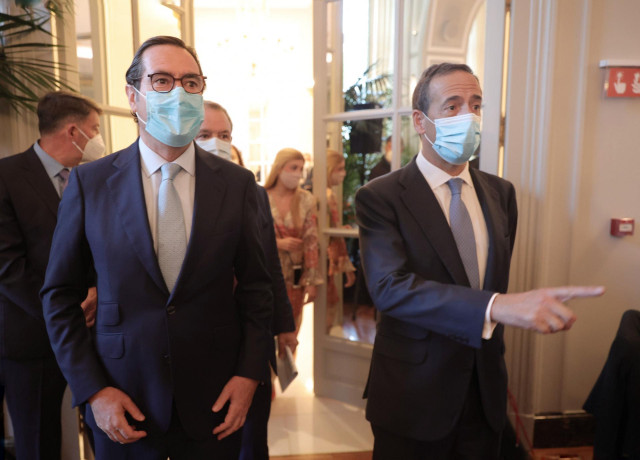 El presidente de la CEOE, Antonio Garamendi (i) y el consejero delegado de CaixaBank, Gonzalo Gortázar (d), a su llegada al desayuno Forum Europa