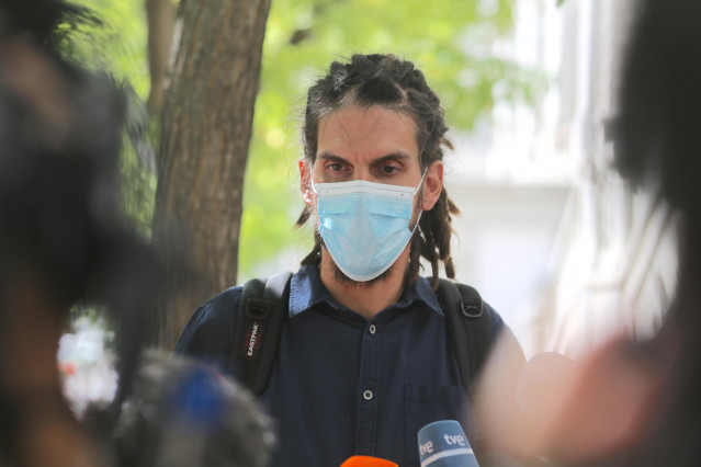 El ex secretario de Organización y diputado de Unidas Podemos Alberto Rodríguez a su salida del Tribunal Supremo donde ha acudido para declarar como investigado por una presunta agresión a un policía, en Madrid, (España), a 21 de septiembre de 2021.
