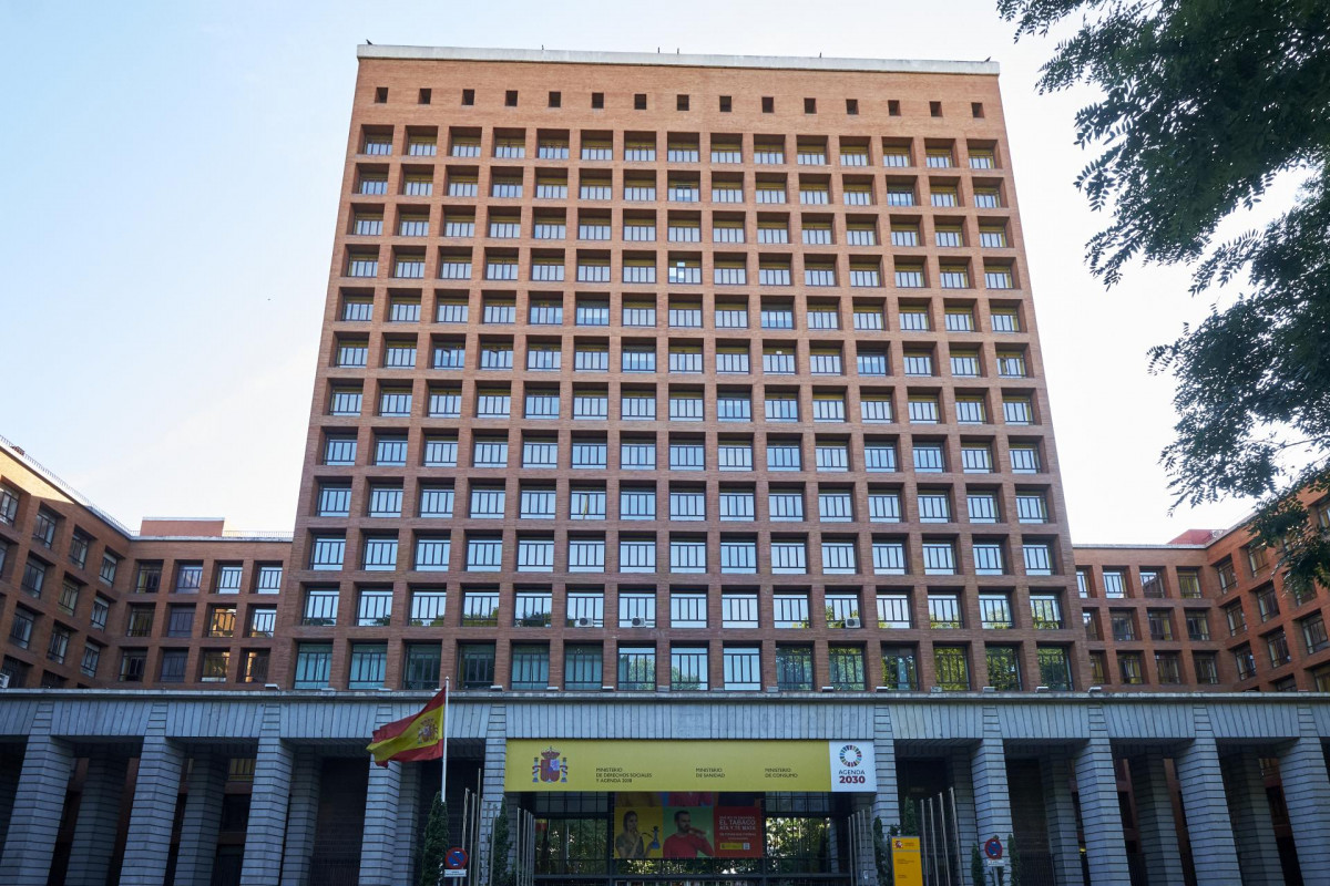 Archivo - Casa Sindical de Madrid, sede de los ministerios de Sanidad, Consumo y Derechos Sociales y Agenda 2030 en el Paseo del Prado, a 24 de julio de 2021, en Madrid (España).