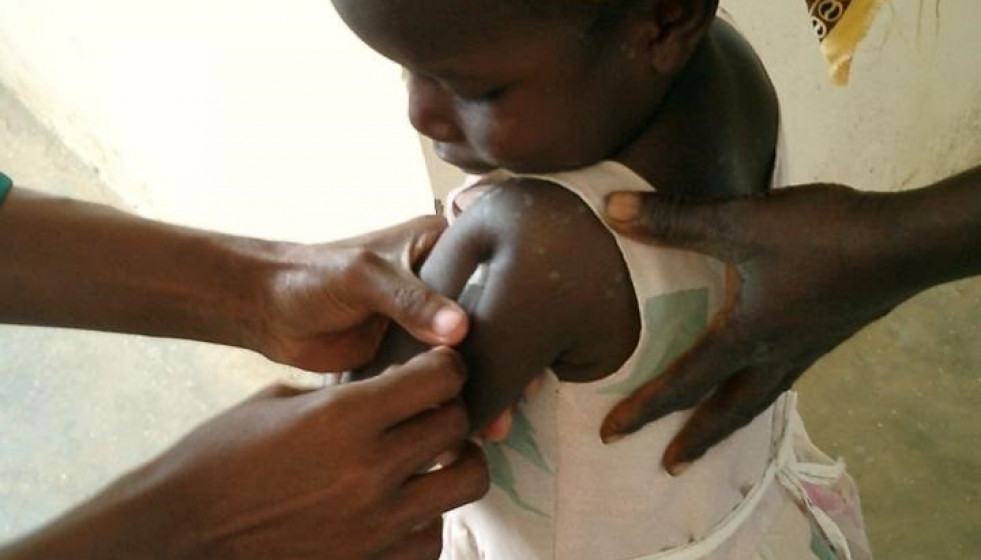 Archivo - Una niña en un centro de salud de Mozambique recibe una inyección de la vacuna contra la malaria