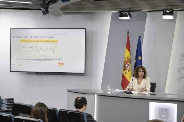 La ministra de Hacienda y Función Pública, Maria Jesús Montero, comparece en rueda de prensa posterior al Consejo de Ministros extraordinario