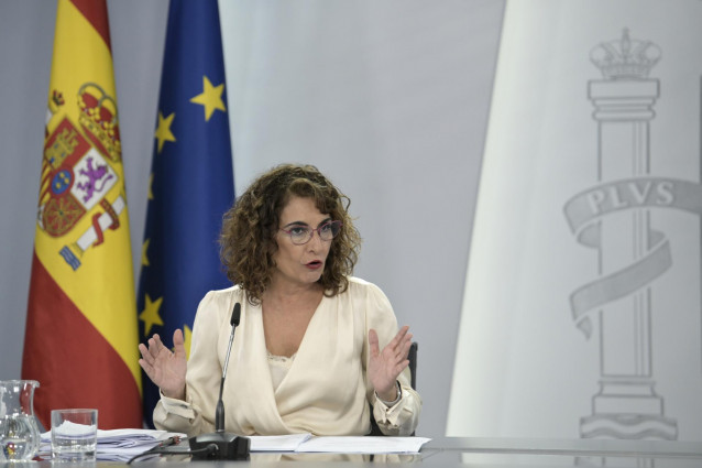 La ministra de Hacienda y Función Pública, Maria Jesús Montero, comparece en rueda de prensa posterior al Consejo de Ministros extraordinario celebrado este martes.