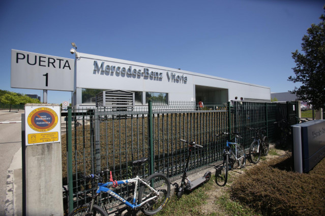 Archivo - Fachada de la planta de Mercedes-Benz de Vitoria