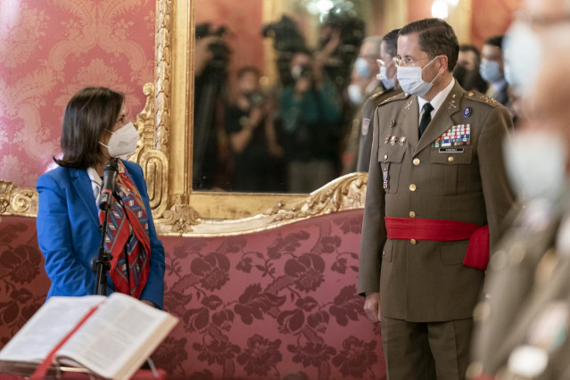 La ministra de Defensa, Margarita Robles y el jefe del Estado Mayor del ejército de Tierra, el General Amador Eseñat y Berea, en el acto de su toma de posesión.
