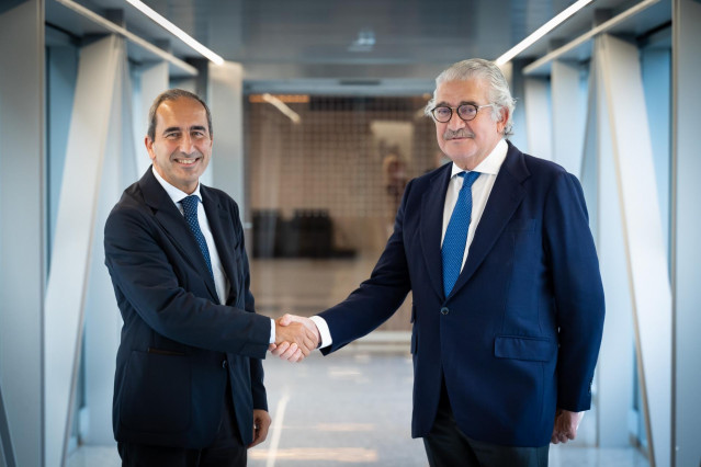 El rector de la Universidad de Navarra, Alfonso Sánchez-Tabernero (izq.), y el consejero delegado de Endesa, José Bogas (dcha) .