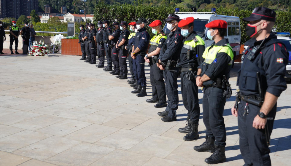Varios ertzainas forman, durante un homenaje al ertzaina Txema Aguirre, a 13 de octubre de 2021, en Bilbao, Euskadi (España)