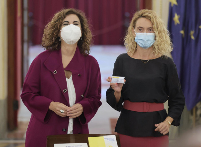 La ministra de Hacienda y Función Pública, María Jesús Montero (i), durante el acto de entrega del Proyecto de Ley de Presupuestos del Estado de 2022 a la presidenta del Congreso, Meritxell Batet, en el Congreso de los Diputados, a 13 de octubre de 2021,