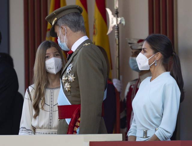 La infanta Sofía habla con su padre el rey Felipe VI, al lado de la reina Letizia, durante el acto solemne de homenaje a la bandera nacional y desfile militar en el Día de la Hispanidad, a 12 de octubre de 2021