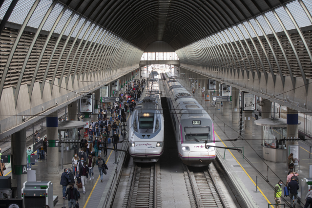 Archivo - Llegada de pasajeros en el AVE procedente de Madrid a la Estación de Santa Justa