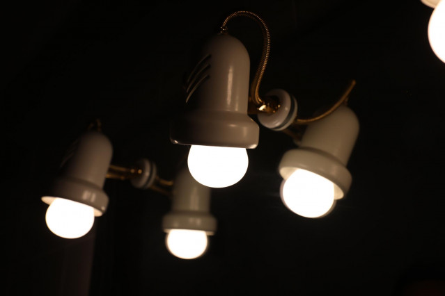 Archivo - Una lámpara el día en que el precio de la luz bate un récord histórico alcanzando los 124,45 euros por megavatio hora, a 30 de agosto de 2021, en Madrid, (España).