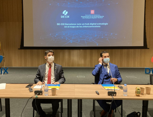 El vicepresidente de la Generalitat, Jordi Puigneró, y el ceo de De-Cix, Ivo Ivanov, durante la rueda de prensa.