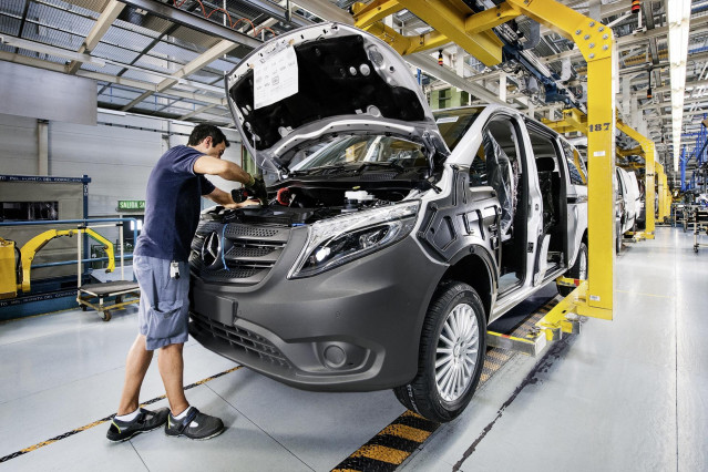 Archivo - Producción del Mercedes-Benz Vito en la planta de Mercedes-Benz en Vitoria.