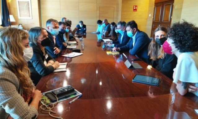 Representantes de Podemos, Izquierda Unidas y 'los comunes' durante una reunión de coordinación entre el grupo parlamentario en el Congreso y el grupo en la Federación Española de Municipios y Provincias (FEMP).