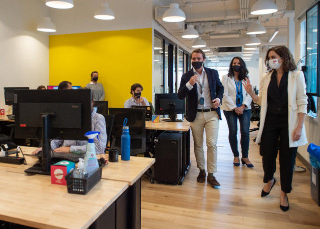 (I-D) El director general en España y Portugal, Diego Nouet; la responsable global de Estrategia y Operaciones de ingeniería en Glovo, Elisa Caballero; y la presidenta de la Comunidad de Madrid, Isabel Díaz Ayuso, en la inauguración del Tech Hub de Glovo.