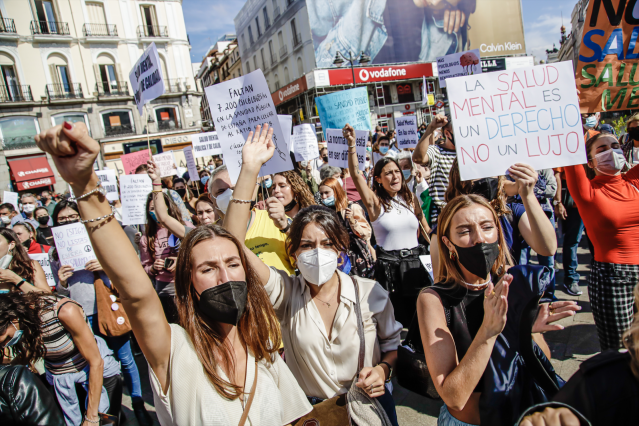 Varias mujeres sostienen diferentes pancartas en una marcha con motivo del Día Mundial de la Salud Mental, a 10 de octubre de 2021, en Madrid (España).