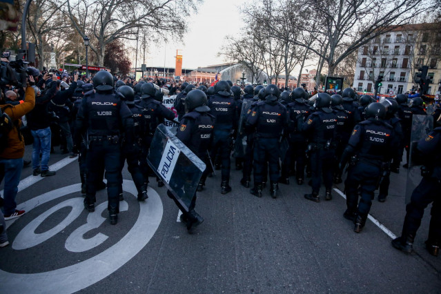 Archivo - Cientos de manifestantes con una pancarta durante una manifestación no autorizada a favor de Pablo Hasel desde Atocha a Cibeles, en Madrid (España), a 20 de marzo de 2021. La protesta bajo el lema: `Por nuestros derechos y libertades. ¡Amnistía