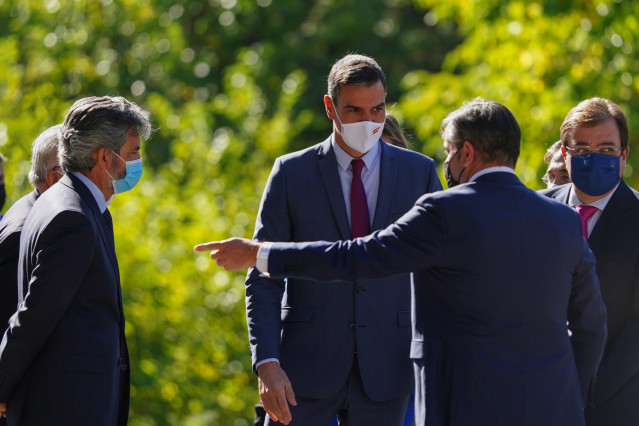 El presidente del Tribunal Supremo y del Consejo General del Poder Judicial (CGPJ), Carlos Lesmes (i) y el presidente del Gobierno, Pedro Sánchez (c), llegan al Real Monasterio de Yuste para asistir a la entrega de la XIV edición del 'Premio Europeo Carlo