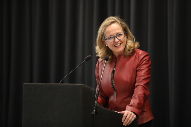 La vicepresidenta primera y ministra de Asuntos Económicos y Transformación Digital, Nadia Calviño, interviene durante la presentación de la revista ‘Temas’, en el Círculo de Bellas Artes de Madrid