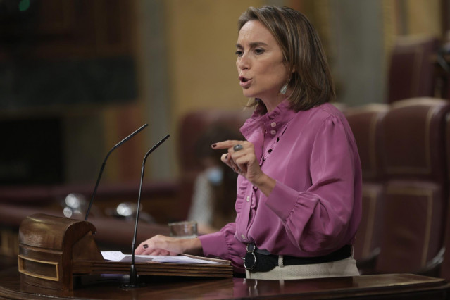 La portavoz parlamentaria del PP, Cuca Gamarra, interviene en una sesión de control al Gobierno en el Congreso de los Diputados, a 13 de octubre de 2021, en Madrid, (España).