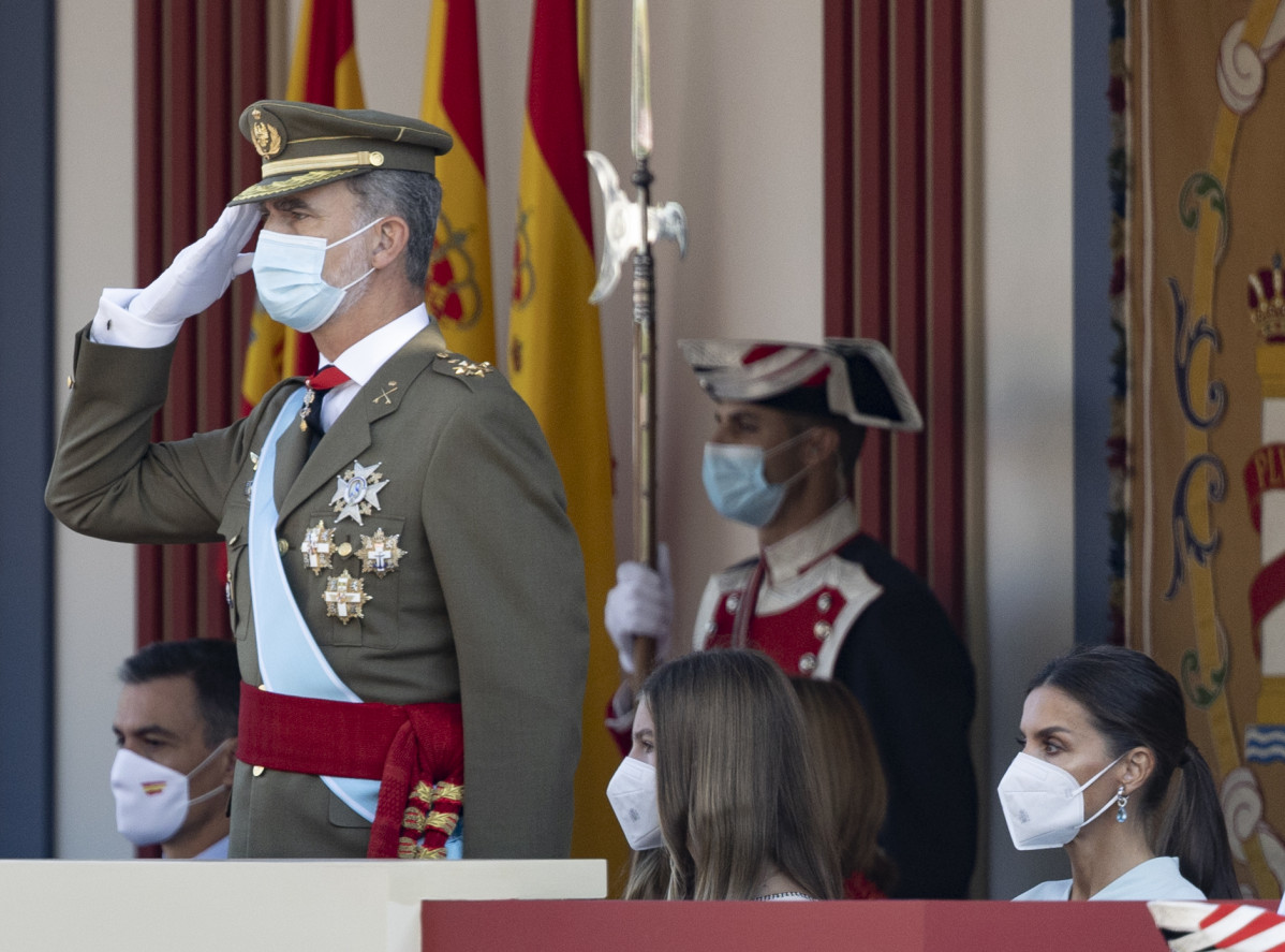 El rey Felipe VI; la infanta Sofía; y la reina Letizia durante el acto solemne de homenaje a la bandera nacional y desfile militar en el Día de la Hispanidad