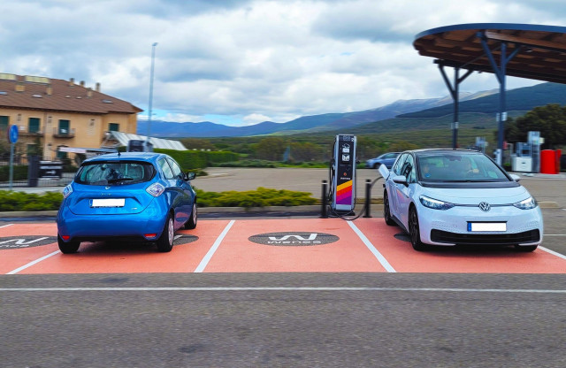 Archivo - Punto de carga de coches eléctricos.