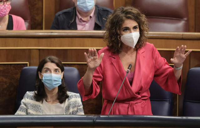 La ministra de Hacienda y Función Pública, María Jesús Montero, interviene en una sesión de control al Gobierno en el Congreso de los Diputados, a 29 de septiembre de 2021, en Madrid, (España). Durante el pleno, el Ejecutivo central debe hacer frente a la