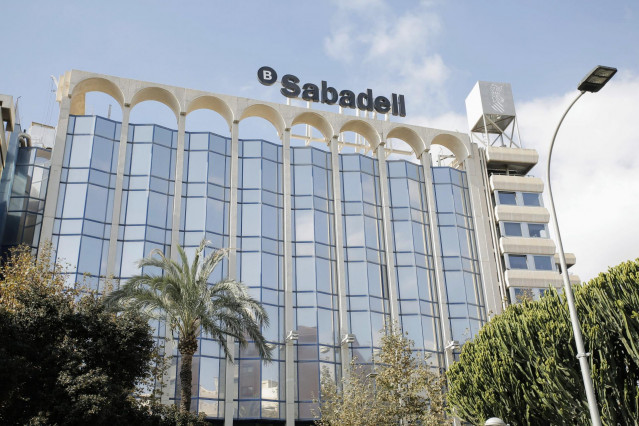 Archivo - Sede del banco Sabadell en Alicante, Comunidad Valenciana (España), a 17 de noviembre de 2020.