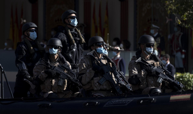 Militares durante el desfile militar en el Día de la Fiesta Nacional