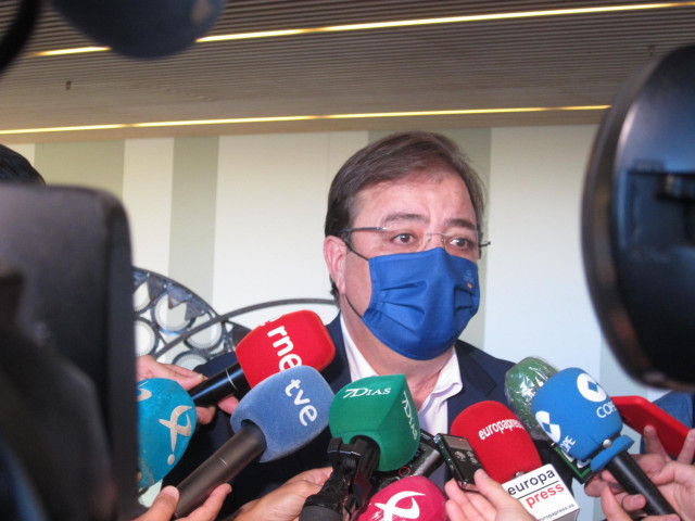 El presidente de la Junta, Guillermo Fernández Vara, atiende a los medios de comunicación.