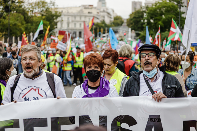 Los portavoces nacionales de COESPE ESTATAL, Ramón Franquesa; Conchita Ribera y Ciriaco García, encabezan la concentración de pensionistas por el centro de Madrid, a 16 de octubre de 2021, en Madrid, (España).