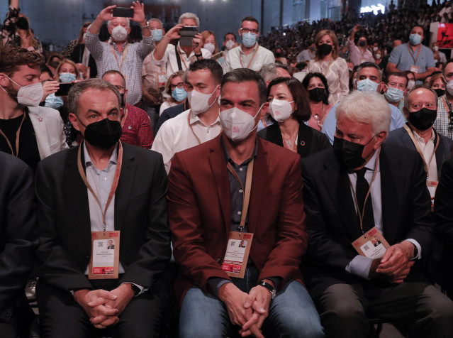 (I-D) El expresidente del Gobierno, José Luis Rodríguez Zapatero, el presidente del Gobierno, Pedro Sánchez y el expresidente del Gobierno, Felipe González, participan en el acto de apertura oficial, enmarcado en la segunda jornada del 40 Congreso Federal