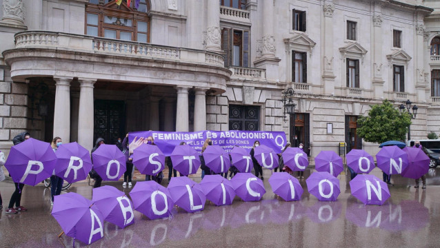 Archivo - Front Abolicionista País Valencià exige en la plaza del Ayuntamiento de València la abolición de la prostitución