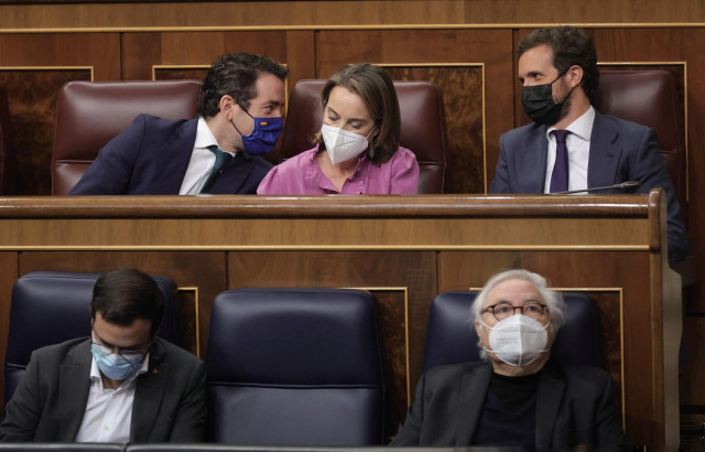 (I-D) El secretario general del Partido Popular, Teodoro García Egea; la portavoz del PP en el Congreso de los Diputados, Cuca Gamarra; y el líder del PP, Pablo Casado, en una sesión de control al Gobierno en el Congreso