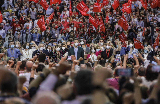 El presidente del Gobierno y secretario general del PSOE, Pedro Sánchez (centro), rodeado de miembros de la nueva Comisión Ejecutiva Federal, en la clausura del 40º Congreso Federal del partido, a 17 de octubre de 2021, en Valencia.