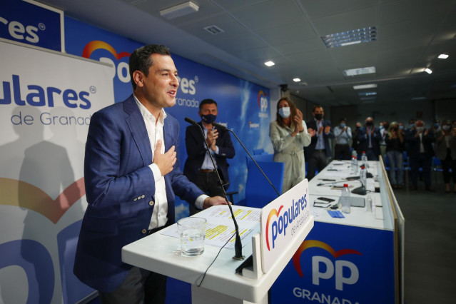 El presidente del PP-A y de la Junta de Andalucia, Juanma Moreno (c), en una foto de archivo ante la Junta Directiva autonómica del partido.