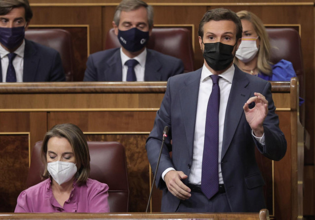 El líder del PP, Pablo Casado, interviene en una sesión de control al Gobierno en el Congreso de los Diputados, a 13 de octubre de 2021, en Madrid, (España).