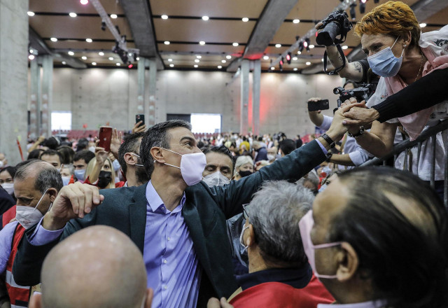 El presidente del Gobierno y secretario general del PSOE, Pedro Sánchez, saluda y da la mano a algunos asistentes y miembros del público, en la clausura del 40º Congreso Federal del partido.
