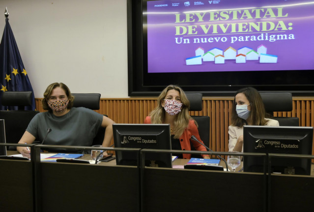 (I-D) La alcaldesa de Barcelona, Ada Colau; la vicepresidenta de Trabajo y Economía Social, Yolanda Díaz; y la ministra de Derechos Sociales y Agenda 2030, Ione Belarra, en unas jornadas informativas sobre la futura ley de vivienda en el Congreso