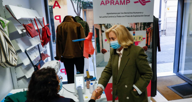 La consejera de Familia, Juventud y Política Social de la Comunidad de Madrid, Concepción Dancausa, en una visita a la sede de APRAM en Madrid