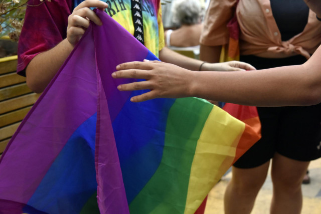 Archivo - Dos chicos sostienen la bandera LGTBI durante una manifestación para condenar el asesinato de un joven de 24 años el pasado sábado en A Coruña debido a una paliza, a 5 de julio de 2021, en Barcelona, Cataluña, (España). Bajo el lema, #JusticiaPa