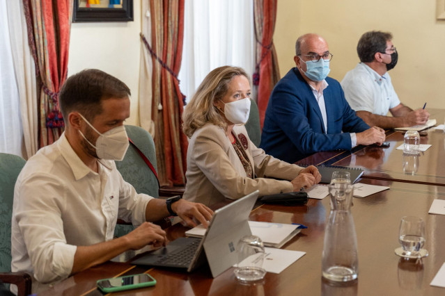 El presidente del cabildo de La Palma, Mariano Hernández; la ministra de Asuntos Económicos y Transformación Digital, Nadia Calviño y el delegado del Gobierno, Anselmo Pestana, durante una reunión con alcaldes en La Palma