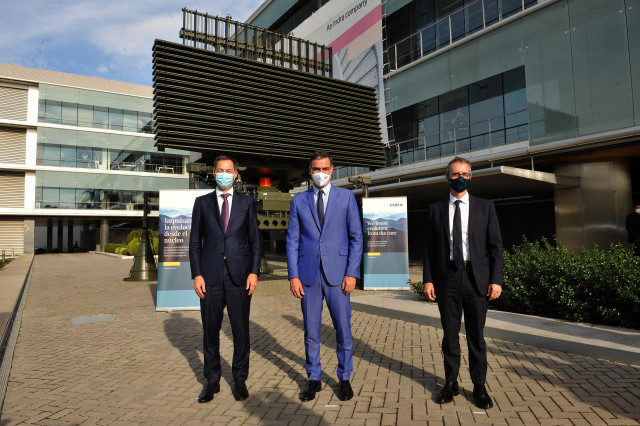 De izquierda a derecha: Alexander de Croo, primer ministro de Bélgica, Pedro Sanchez, presidente del Gobierno de España, y Marc Murtra, Presidente de Indra, ante un Radar RTL20 de Indra.