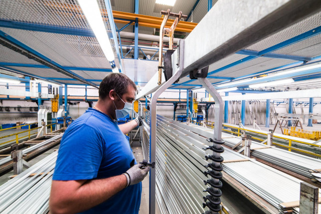 Archivo - Un trabajador durante su jornada laboral en la empresa Extrusión Toledo, innovadora en la fabricación de perfiles metálicos, que ha creado y patentado un modelo de separadores en restaurantes durante la pandemia de Covid-19, en Toledo, Castilla-