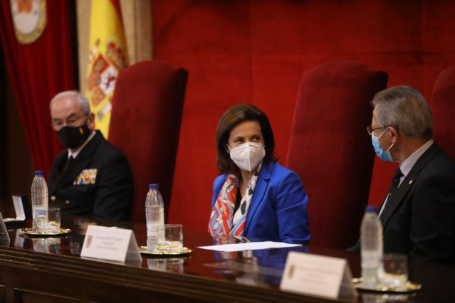 El jefe de Estado Mayor de la Defensa, almirante general Teodoro López Calderón; la ministra de Defensa, Margarita Robles y el presidente de Cruz Roja española, Javier Senent
