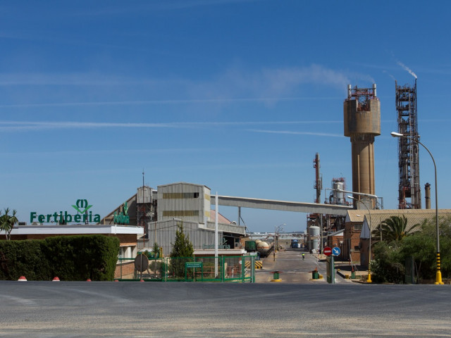 Archivo - Planta de Fertiberia en Palos de la Frontera (Huelva).