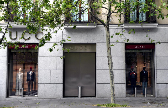 Archivo - Fachada y letrero de Gucci e Yves Saint Laurent, del grupo francés de lujo Kering, que registró una facturación de 3.203,2 millones de euros en el primer trimestre de 2020, lo que equivale a una contracción del 15,4% en comparación con el mismo