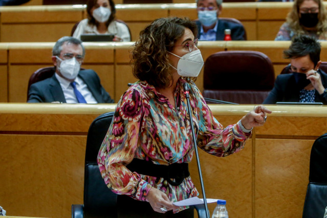 La ministra de Hacienda, Maria Jesús Montero, interviene durante una sesión de control al Gobierno en el Senado, a 19 de octubre de 2021, en Madrid (España).
