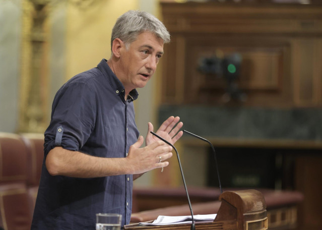 El diputado de EH Bildu, Oskar Matute, interviene durante una sesión plenaria en el Congreso