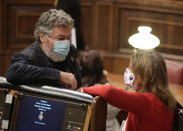 El diputado de Unidas Podemos, Juan Antonio López de Uralde, conversa con la vicepresidenta tercera y ministra para la Transición Ecológica y el Reto Demográfico, Teresa Ribera, en el Congreso