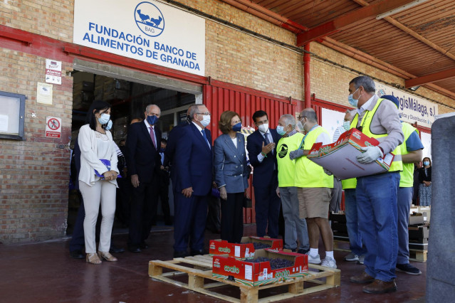 La Reina Sofia visita el Banco de Alimentos de Granada.